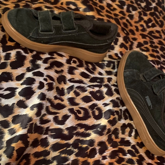 Youth 2Y PUMA Kids (Junior) Black Suede Velcro shoes. Pre-loved. - Picture 2 of 3